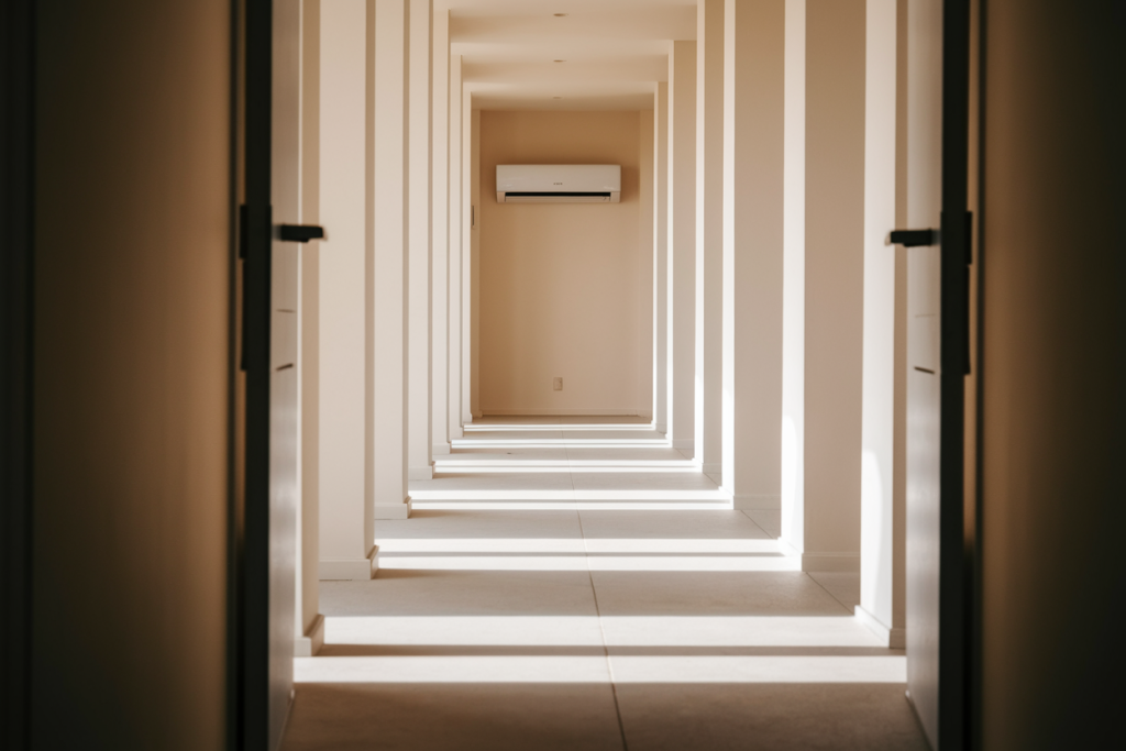 couloir-lumineux-climatisation-portes-entreouvertes