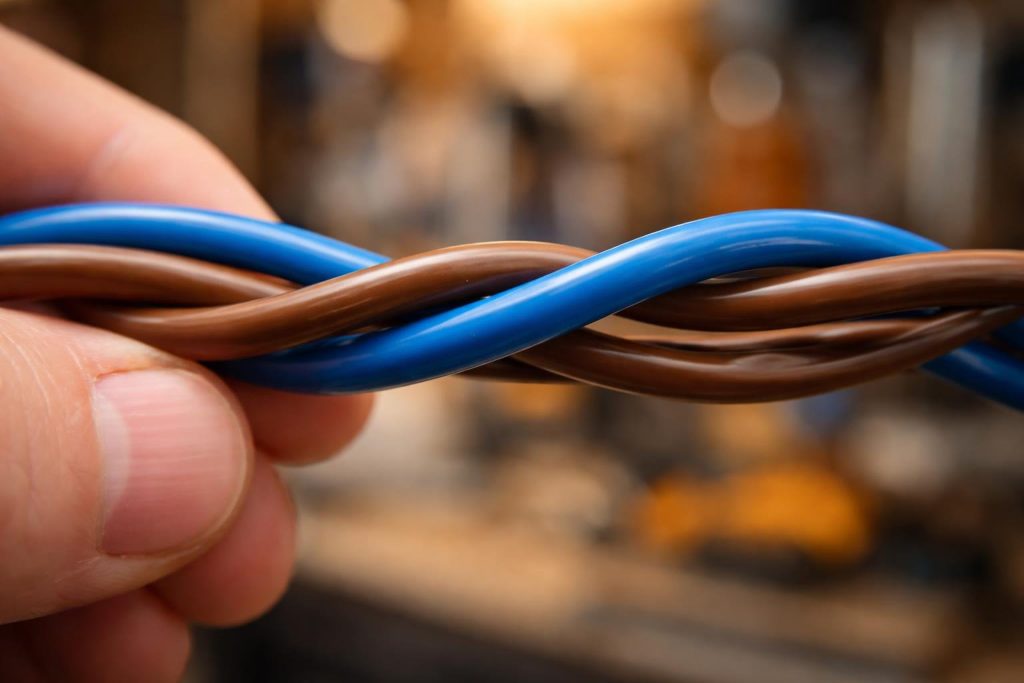 cables-electriques-bleu-marron-atelier