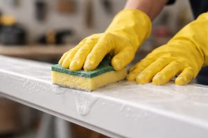 mains-gants-eponge-nettoyage-pvc