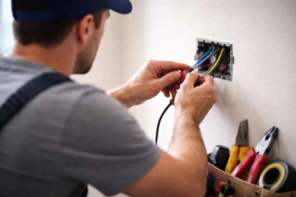 electricien-dos-fils-outils-mur