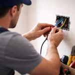 electricien-dos-fils-outils-mur