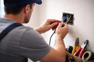 electricien-dos-fils-outils-mur